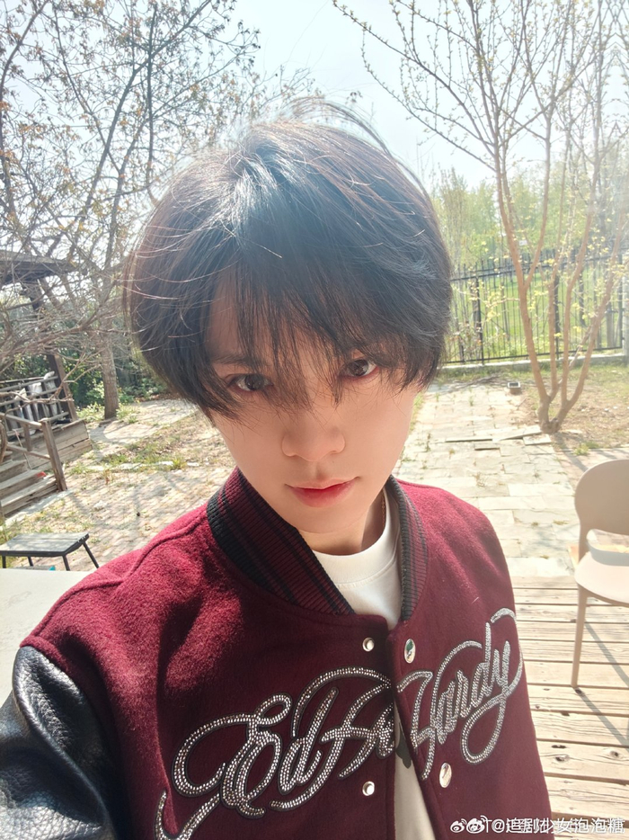 世界杯比赛在线观看地址-左航红色棒球服造型亮相，少年感十足|会好|天气|演唱会现场_新浪新闻